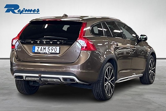 Volvo V60 Cross Country 7 of 16