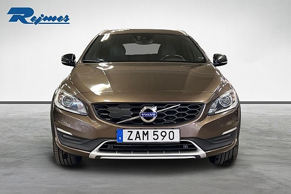 Volvo V60 Cross Country 4 of 16