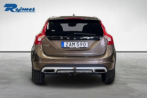 Volvo V60 Cross Country 3 of 16
