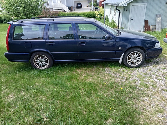 Volvo V70 2 of 6