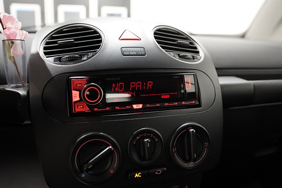 Volkswagen New Beetle 17 of 20