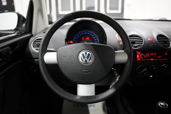 Volkswagen New Beetle 12 of 20