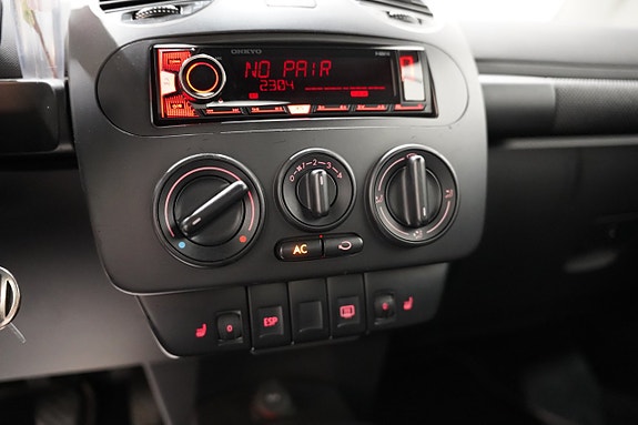 Volkswagen New Beetle 16 of 20