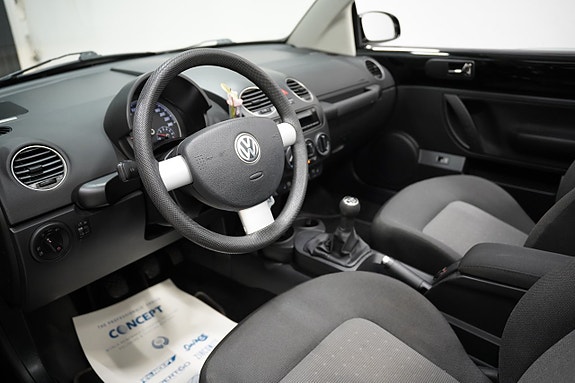 Volkswagen New Beetle 8 of 20