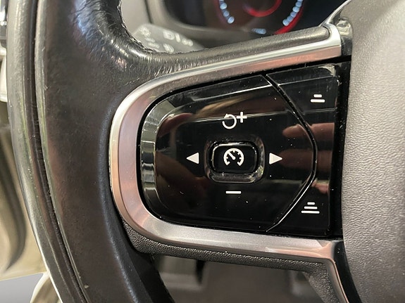 Volvo XC90 11 of 26