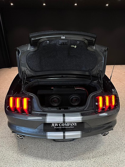 Ford Mustang 8 of 15