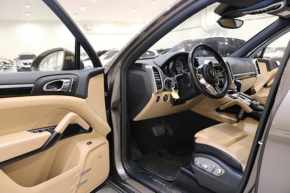 Porsche Cayenne S 11 of 30