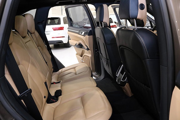 Porsche Cayenne S 18 of 30