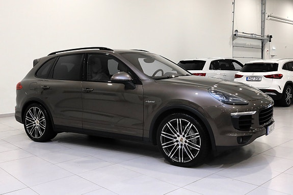 Porsche Cayenne S 2 of 30