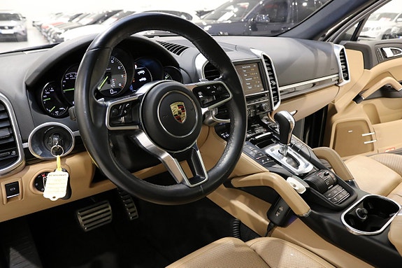 Porsche Cayenne S 10 of 30