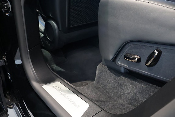 Porsche Cayenne 16 of 22