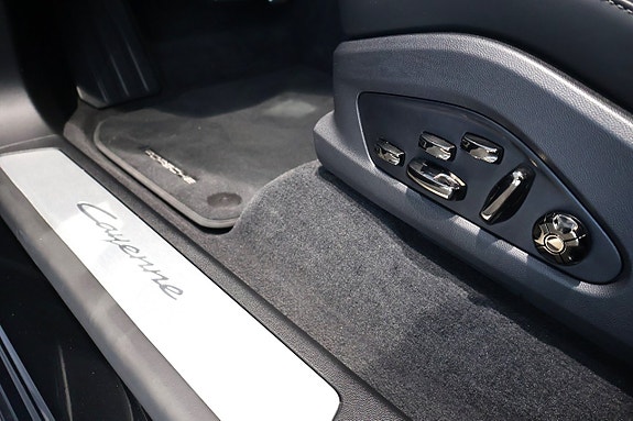 Porsche Cayenne 12 of 22