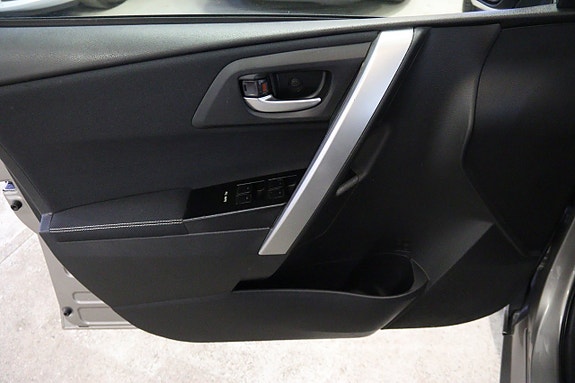 Toyota Auris 8 of 15