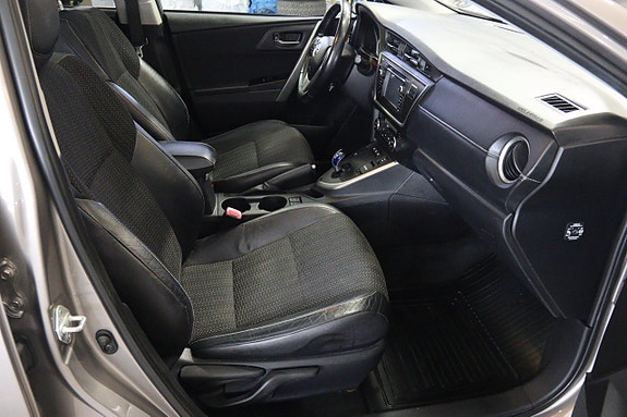 Toyota Auris 10 of 15