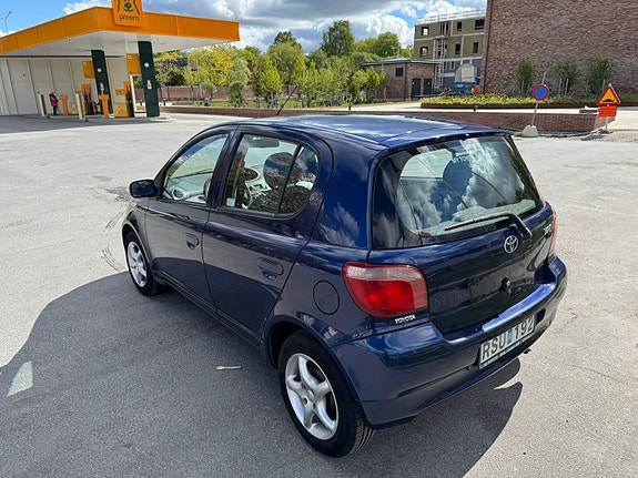 Toyota Yaris 3 of 5