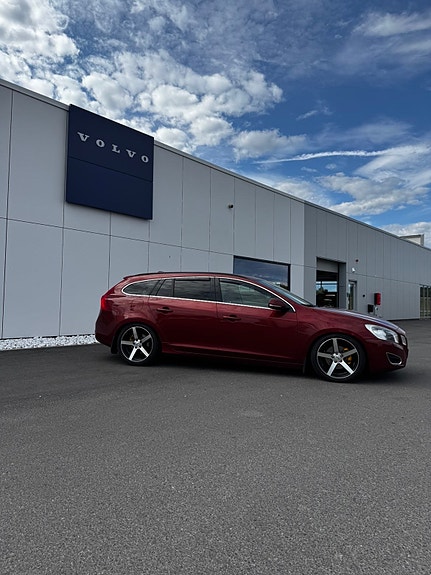 Volvo V60 2 of 9