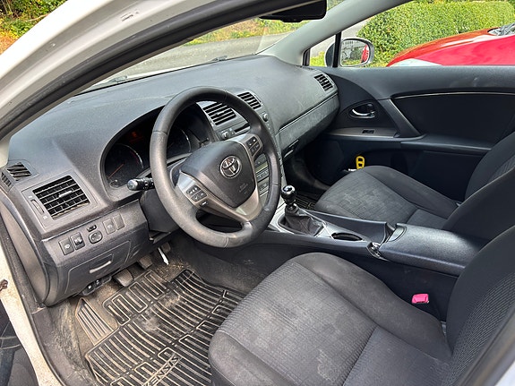 Toyota Avensis 4 of 8
