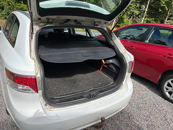 Toyota Avensis 2 of 8