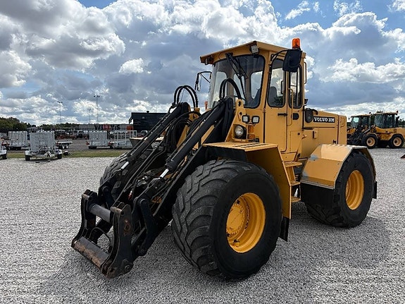 Volvo BM L 70 3 of 9
