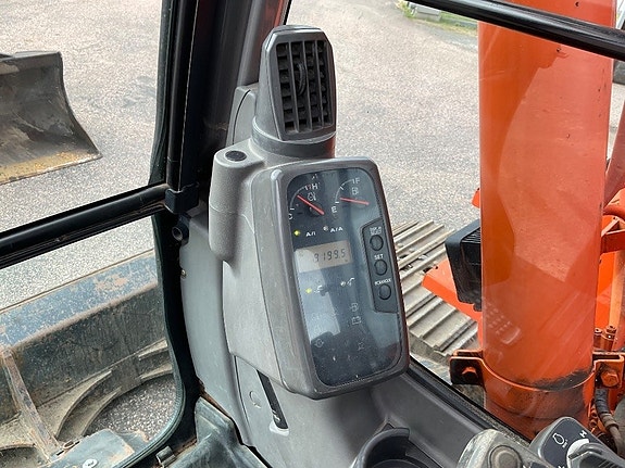 Hitachi ZX 135 US 11 of 12