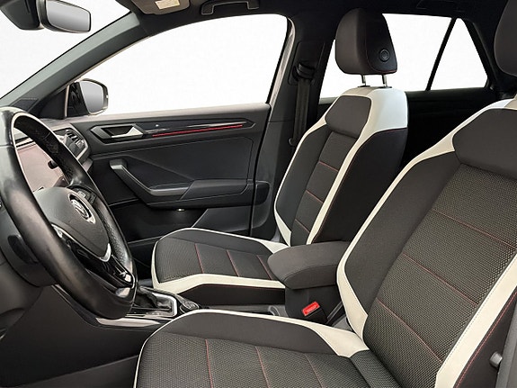 Volkswagen T-Roc 11 of 30
