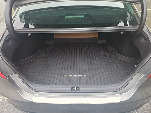 Toyota Camry 8 of 12