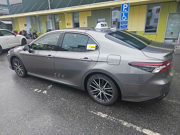 Toyota Camry 5 of 12