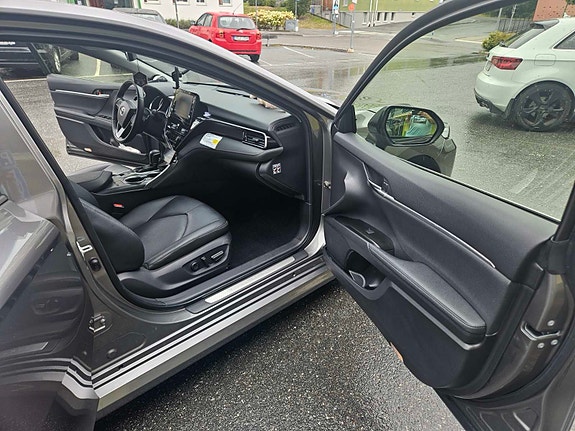Toyota Camry 7 of 12
