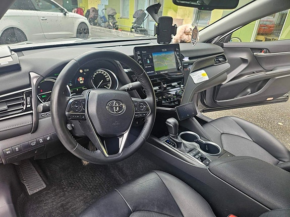 Toyota Camry 9 of 12