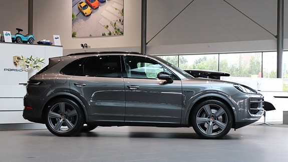 Porsche Cayenne 3 of 10