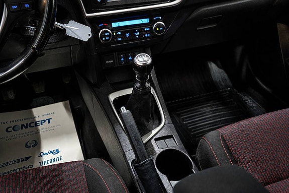 Toyota Auris 12 of 19