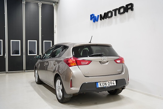 Toyota Auris 4 of 19
