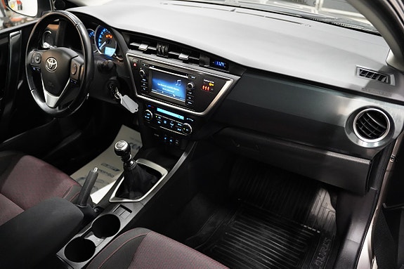 Toyota Auris 8 of 19