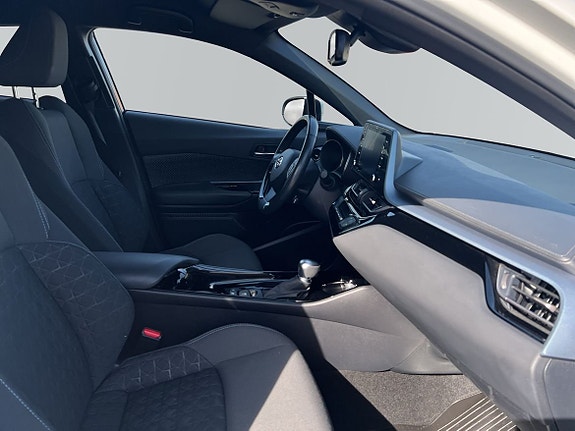 Toyota C-HR 6 of 10