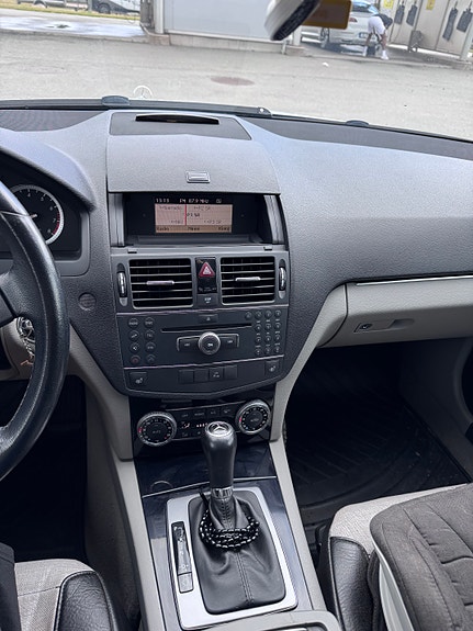Mercedes-Benz C180 4 of 6