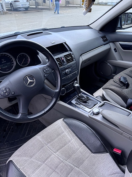 Mercedes-Benz C180 5 of 6