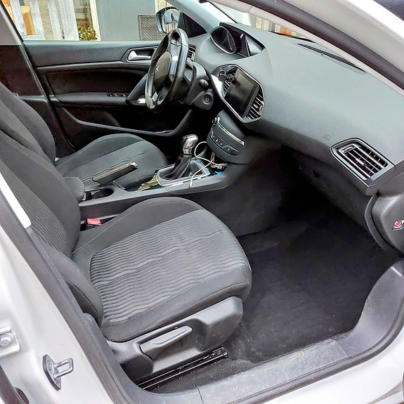 Peugeot 308 SW 3 of 5