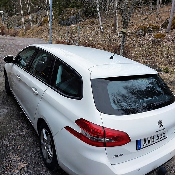 Peugeot 308 SW 2 of 5