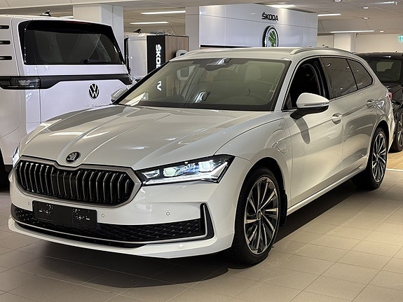 Skoda Superb 2 of 13