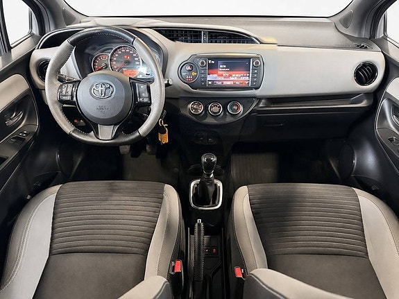 Toyota Yaris 4 of 18