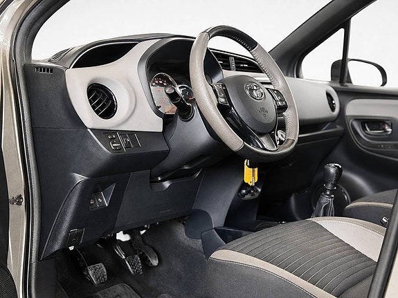 Toyota Yaris 10 of 18