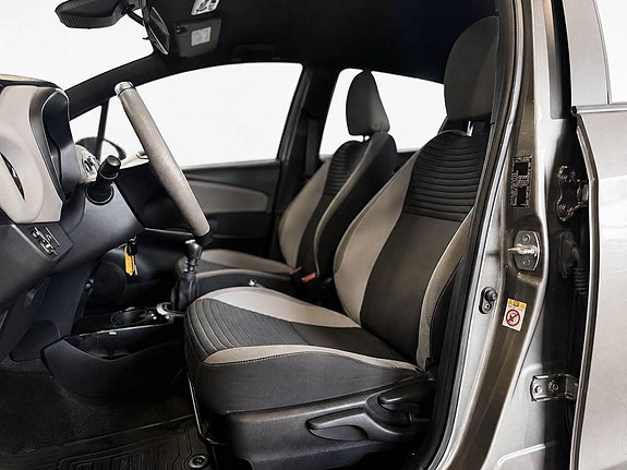Toyota Yaris 11 of 18