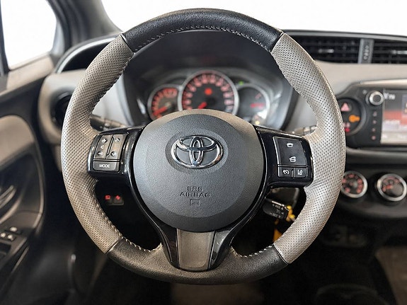 Toyota Yaris 2 of 18