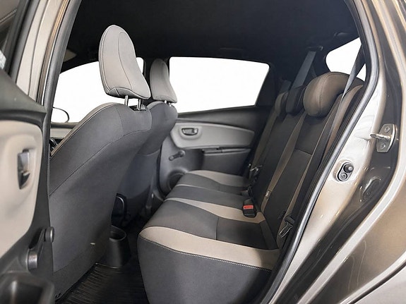 Toyota Yaris 12 of 18