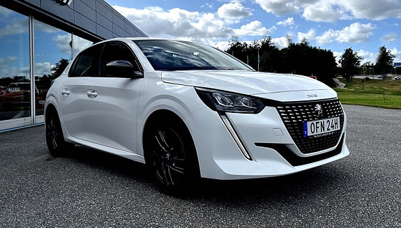 Peugeot 208 2 of 8