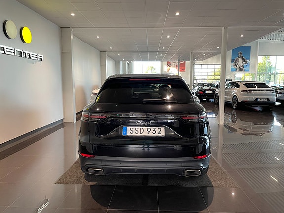 Porsche Cayenne 8 of 17