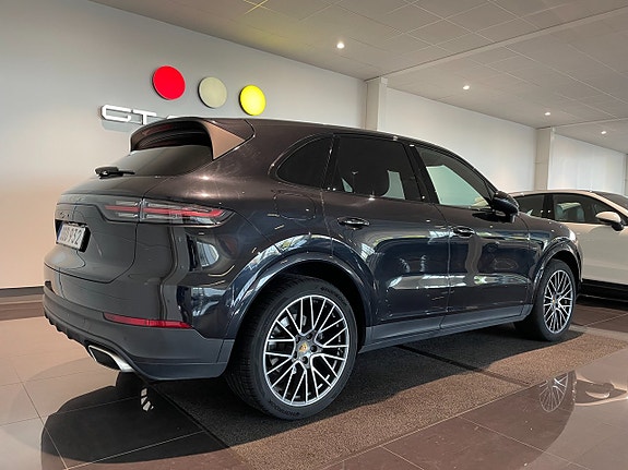 Porsche Cayenne 9 of 17