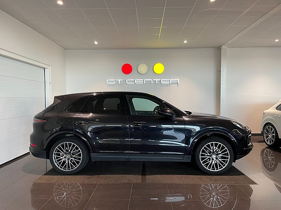 Porsche Cayenne 2 of 17