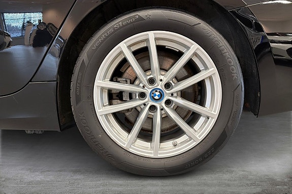 BMW 330e 15 of 18