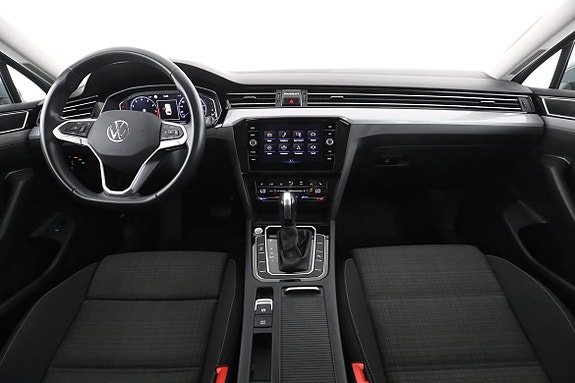 Volkswagen Passat 13 of 30